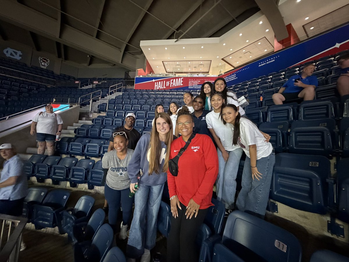 nimitzvb's tweet image. What a great experience watching SMU sweep Clemson today!💙🏐 @IISDAthletics
