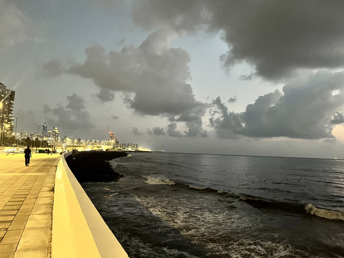 Finally  visited the Worli coastal road promenade. 
Pros: parking, broad and long promenade; So far no paan stains! 
Cons: no direct access without going through a subway is a pain. No shady trees and too much concrete; no clean toilets