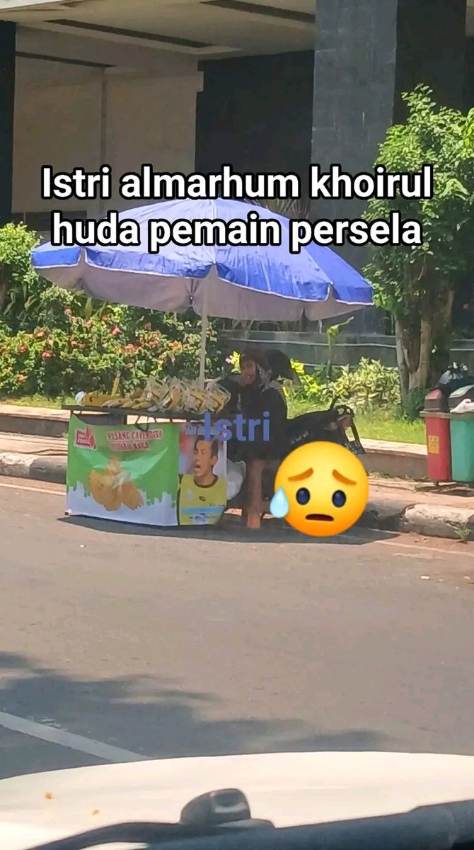 seegorames's tweet image. Menurut informasi dr sumbernya, ini Istri almarhum khoirul huda pemain persela,  kalau kalian lewat sini tolong dilarisi ya sekarang jualan pisang cavendis belakang pemkab lamongan.

CC @StatsRawon @info_persela @MafiaWasit @idextratime @garagarabola_ @emosijiwakucom