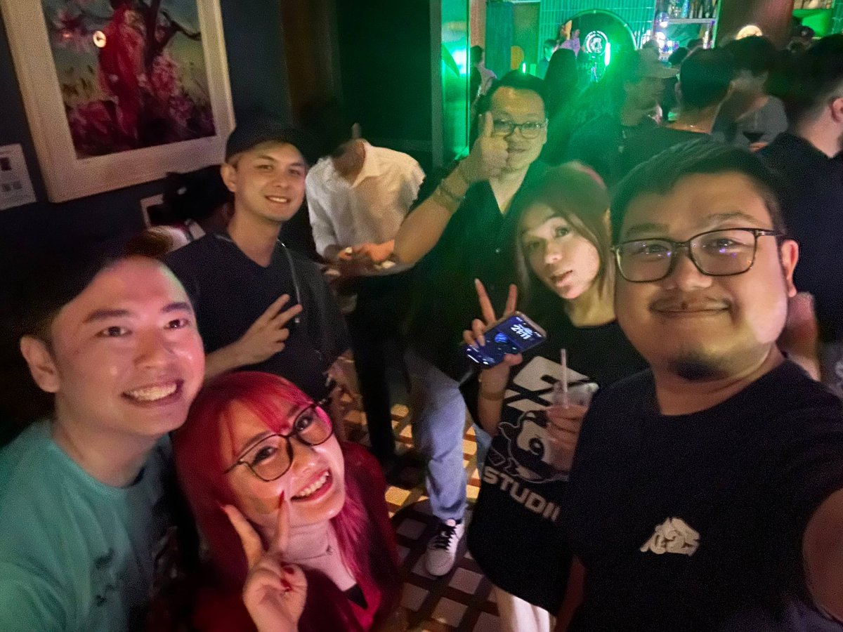 Xeer's tweet image. Somewhat bittersweet as everyone heads their separate ways after token2049 🇸🇬 ends. Every year it feels like a reunion of likeminded people who somehow decided to make web3 their livelihoods. A strange little family built through collective trauma, random cabal groups, and shared…