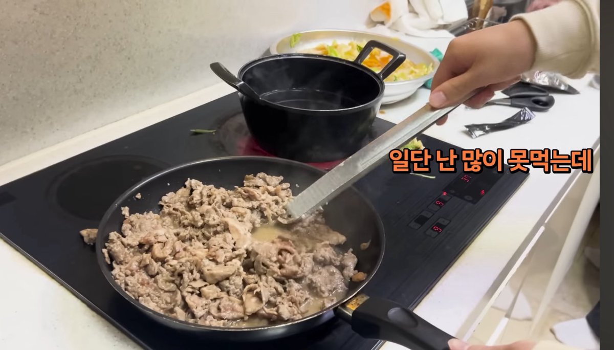 mubub0730's tweet photo. 콤큐의 손,,,,너무귀여운데 한번씩봐주실분 https://t.co/vs4GyKOQ6L