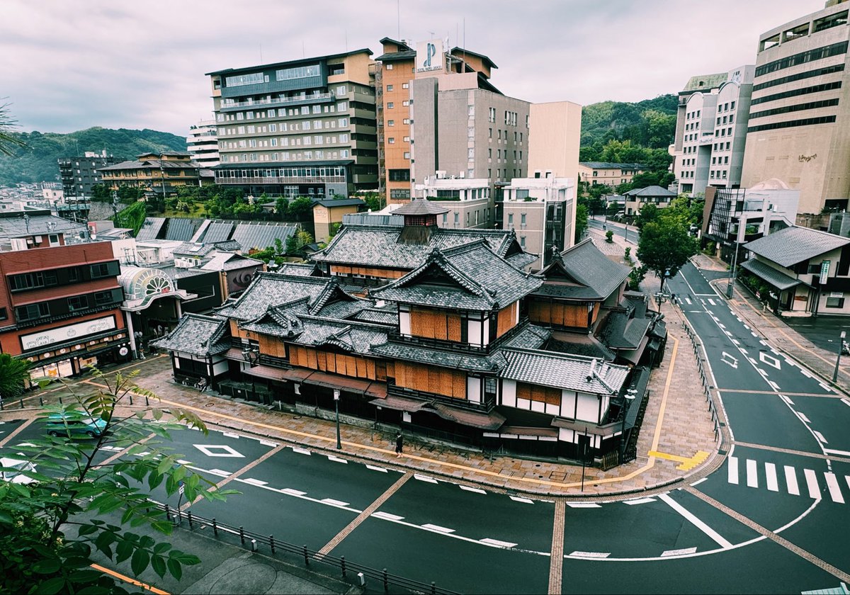 Lab_CRIE's tweet photo. 今日は道後で韓国から旅行にきてるファミリーを撮影���
娘さんから予約があって、Zoomで打ち合わせしてアニメの話なんかしちゃって、なんと金カム好きで盛り上がって実際会うのすごく楽しみだっんだけど、会ったらみんな超絶良い人で撮影楽しいって喜んでくれて、私も楽しいし嬉しいしで情緒が安定したw https://t.co/3i972Mhpgf