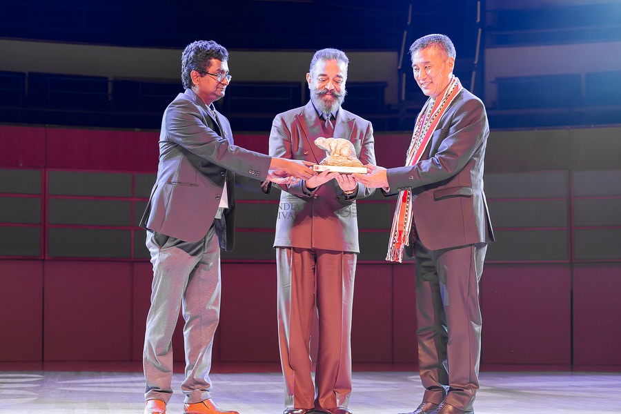 The India Film Festival of Alberta proudly presents the First "Golden Beaver Award" to Padma Bhushan Dr. #KamalHaasan for his outstanding achievements in Indian cinema.❤️ 

#IFFA