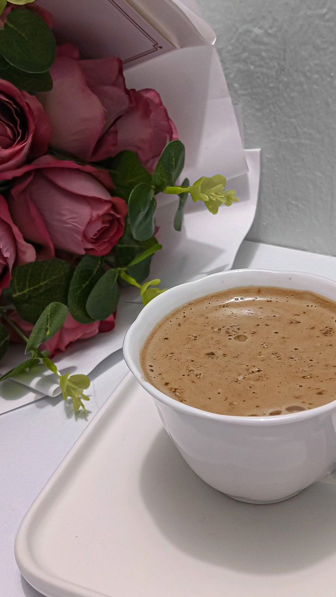كوب قهوة والقليل من الهدوء 😍
ونسمات صباح مع باقةً ورد 
 يضيف إلى النفس الكثير من الحياة .♥️

🌹صباح الخير 🌹