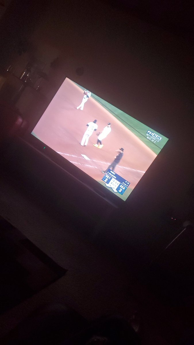 PatrickfengheHe's tweet photo. Okay, I will delete my last tweet, and follow the two away games by second. @MLB @Mariners Go Mariners! https://t.co/3IcCm2hJsc