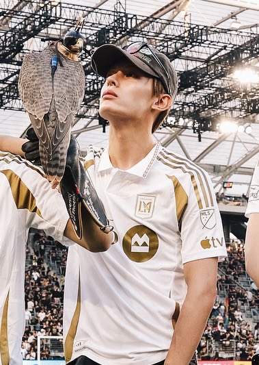 he looks unreal genuinely the prettiest boy ever