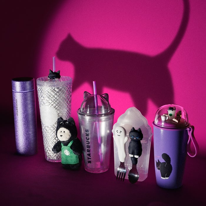 modelpress's tweet image. スタバ、ハロウィン新作は“黒猫フラペ”🐈‍⬛
「アサイー ベリー フラペチーノ」登場🤍🖤

🟣“いたずらな黒猫”モチーフのグッズ
🟣深みのあるフルーツティーも同時発売

🔻10月10日（金）から🐾
mdpr.jp/gourmet/4657288

#スタバ #スターバックス