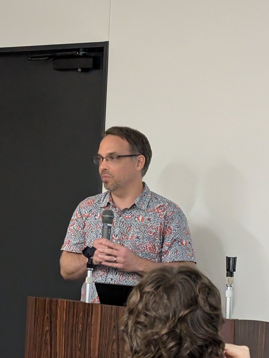 HirokiSayama's tweet photo. Tom Froese introduces Irruption Theory
#ALIFE2025 #TONAL2025
@ALifeConf https://t.co/3A0HlZEGz1