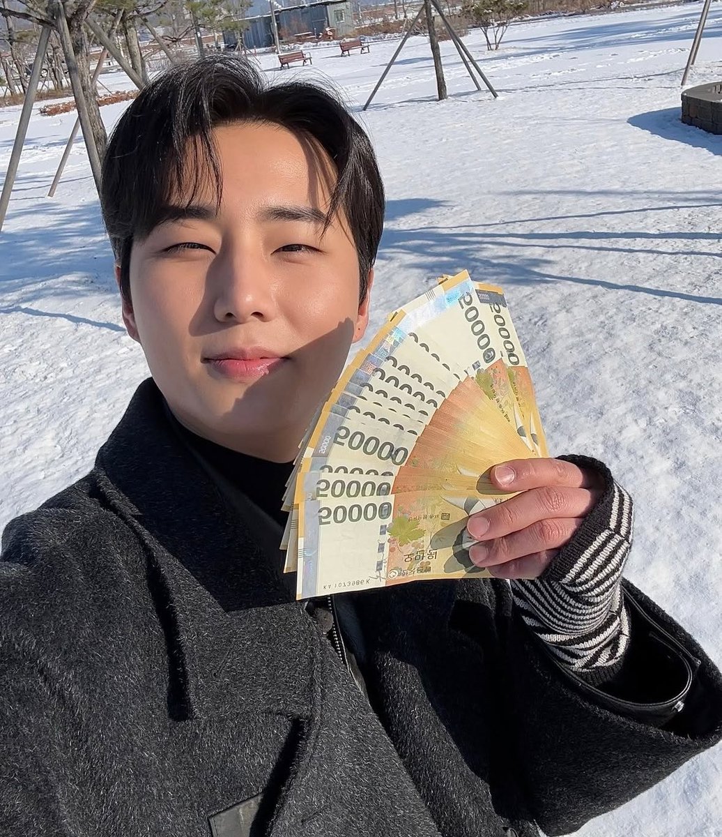 추석은 세배 안하남😁😁
용돈 받으러 달려가는즁