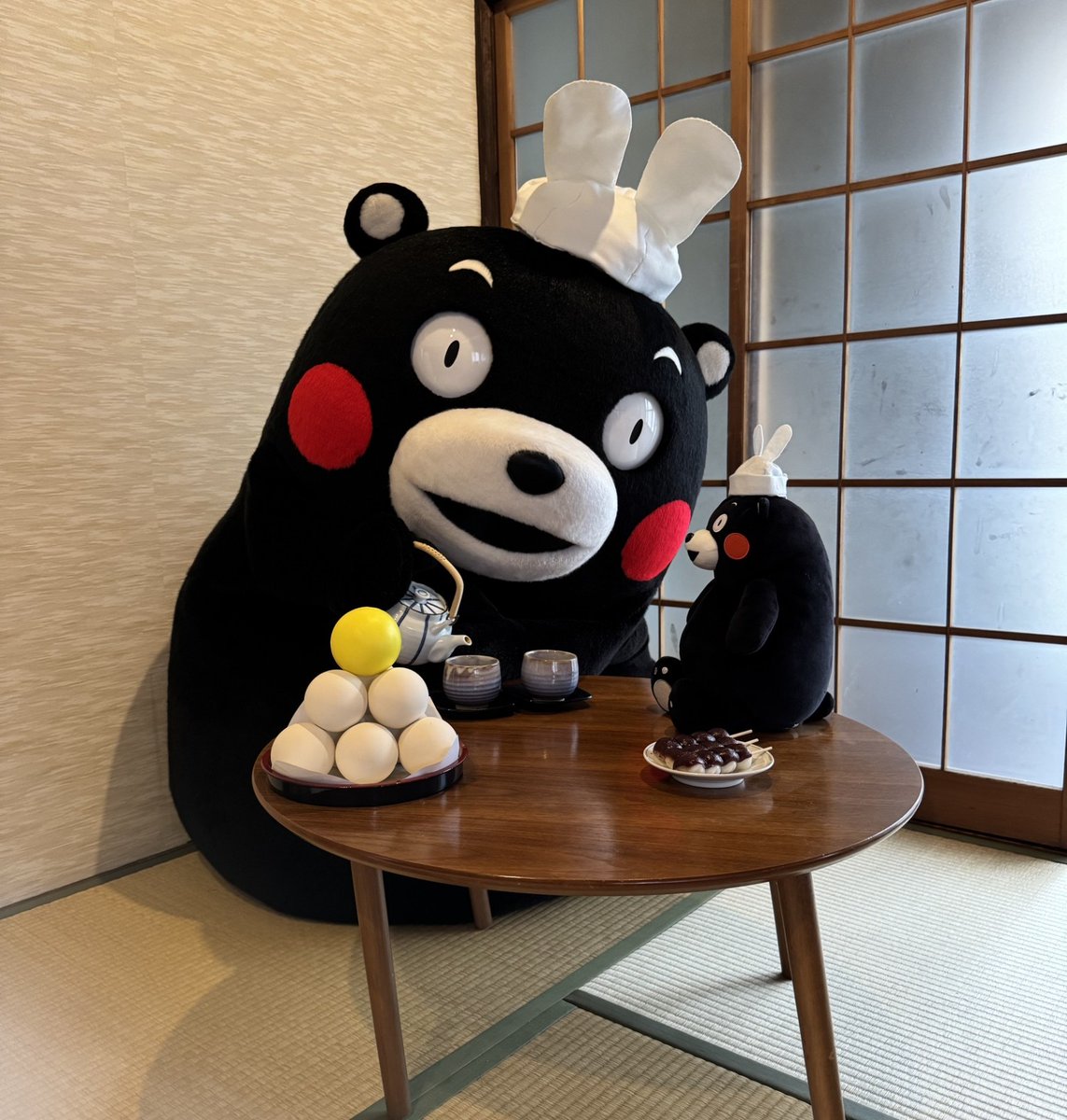 今日は十五夜（中秋の名月）です！ くまモンも月を眺めながら 月見団子