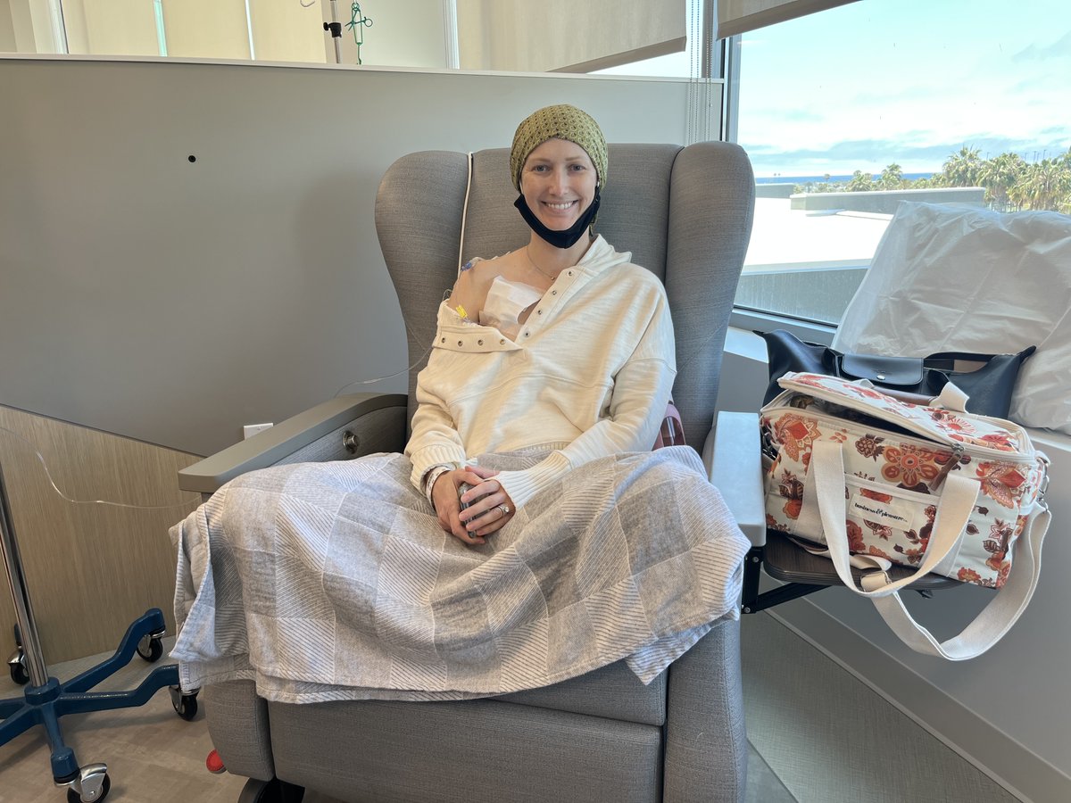 KeckMedicineUSC's tweet image. Breast cancer isn’t just an “older woman’s disease.”

Lauren was only 38 when she felt a lump, despite no family history and a normal mammogram. Trusting her instincts led to an early diagnosis — and today, she’s two years cancer-free.

Learn more about her story -…