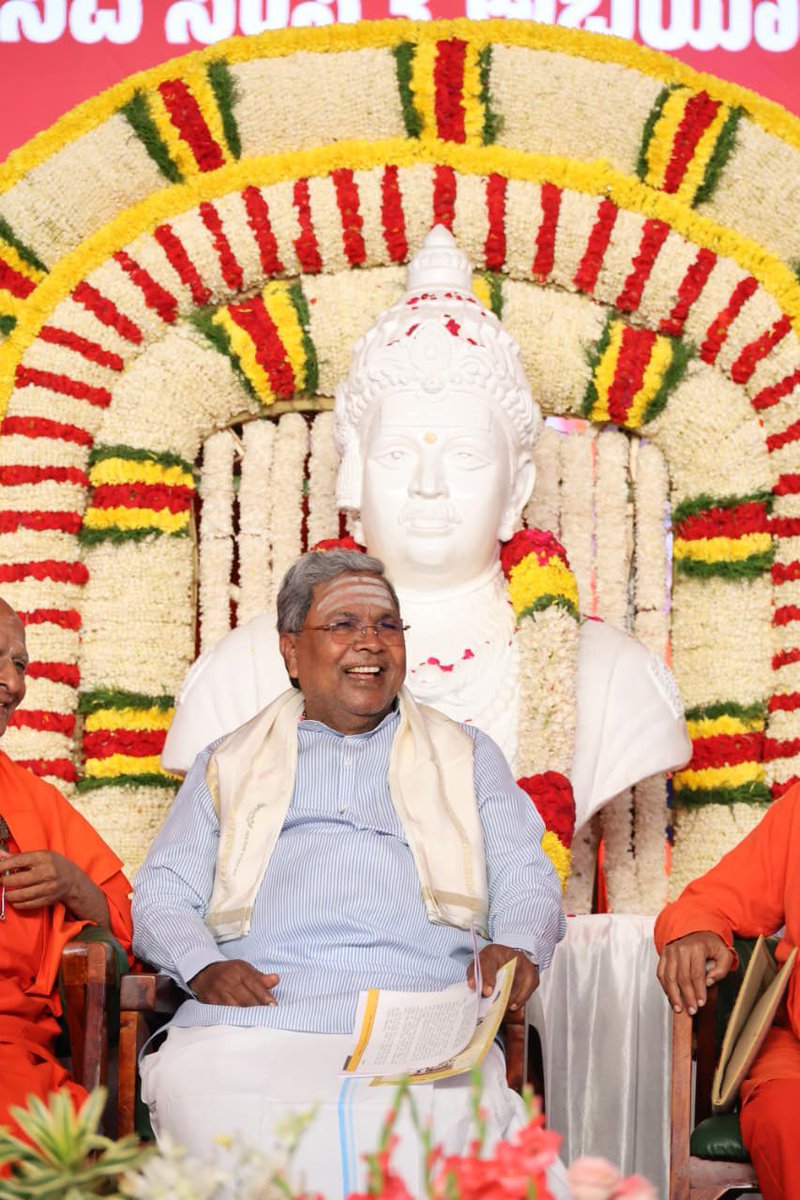 ಇವನಾರವ,
ಇವನಾರವ,
ಇವನಾರವನೆಂದೆನಿಸದಿರಯ್ಯಾ.
ಇವ ನಮ್ಮವ,
ಇವ ನಮ್ಮವ,
ಇವ ನಮ್ಮವನೆಂದೆನಿಸಯ್ಯಾ.
ಕೂಡಲಸ0ಗಮದೇವಾ
ನಿಮ್ಮ ಮನೆಯ ಮಗನೆಂದೆನಿಸಯ್ಯಾ.
                             
<a href="/siddaramaiah/">Siddaramaiah</a> <a href="/MBPatil/">M B Patil</a> 
<a href="/Lingayata_/">Lingayata Politics</a> <a href="/lingayatadharma/">ಲಿಂಗಾಯತ ಧರ್ಮ - Lingayat Religion</a> 
<a href="/vlyvedike/">Veerashaiva Lingayata Maha Vedike (R.)</a> <a href="/laxmi_hebbalkar/">Laxmi Hebbalkar</a> 
<a href="/S_PrakashPatil/">Dr. Sharan Prakash Patil</a> <a href="/INCKHMuniyappa/">K H Muniyappa</a> 
<a href="/CMahadevappa/">Dr H C Mahadevappa(Buddha Basava Ambedkar Parivar)</a>