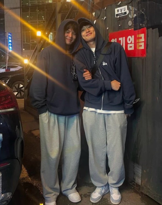 seongjecria's tweet photo. não sei explicar o tanto que eu amo essa foto, olha as roupinhas combinandinho😭 https://t.co/iJoflpWunJ