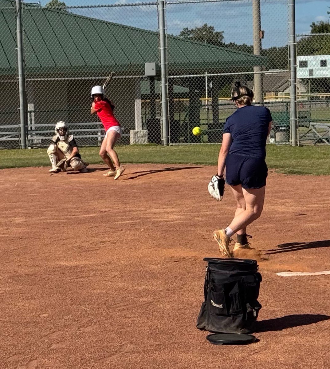 JacquelineMara_'s tweet photo. Nothing better than extra work with my sisters by my side! Building each other up one pitch, one swing at a time 💪🥎 #PracticeMakesPermanent #SoftballSisters @garvin_trin @OliviaMSmith https://t.co/ZFai10c7ir