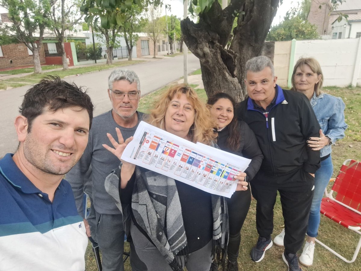 nicorcalloni's tweet photo. Con el equipo del @prosastre, escuchando a vecinos del barrio San Cayetano y contando por qué @GiScaglia es la persona más indicada para defender a Santa Fe en el Congreso ¡El 26 de Octubre, es con Gisela! ¡Es Unidos! 💪 https://t.co/qLLlFhX3nF