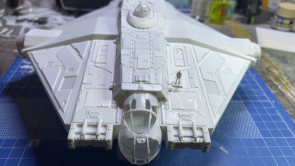 GillesV27t's tweet image. 前より広い面のパネル貼り。　資料見てると何層にもなっているのでなかなかに大変。デカい船だなって感じだけど同一スケールのフィギュアと比べるとそうでもない？
#144theghost #ghostphantomII #scratchbuild