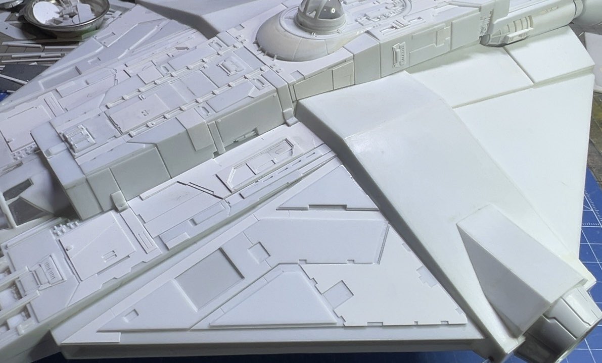 GillesV27t's tweet image. 前より広い面のパネル貼り。　資料見てると何層にもなっているのでなかなかに大変。デカい船だなって感じだけど同一スケールのフィギュアと比べるとそうでもない？
#144theghost #ghostphantomII #scratchbuild