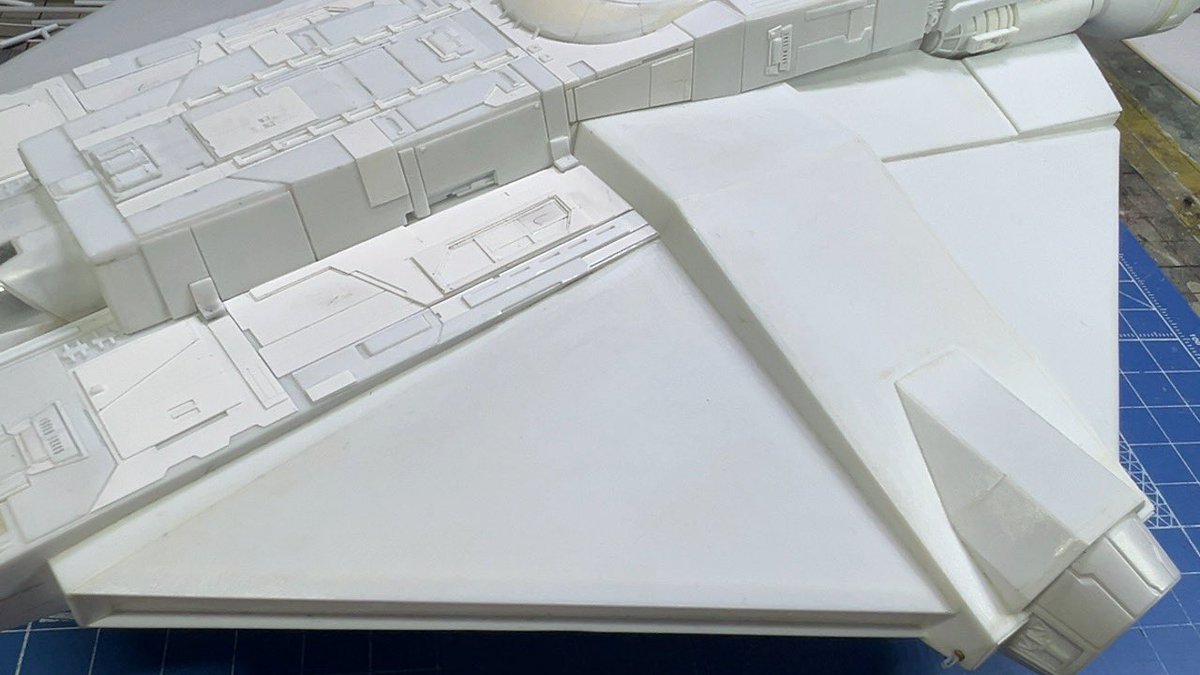 GillesV27t's tweet image. 前より広い面のパネル貼り。　資料見てると何層にもなっているのでなかなかに大変。デカい船だなって感じだけど同一スケールのフィギュアと比べるとそうでもない？
#144theghost #ghostphantomII #scratchbuild