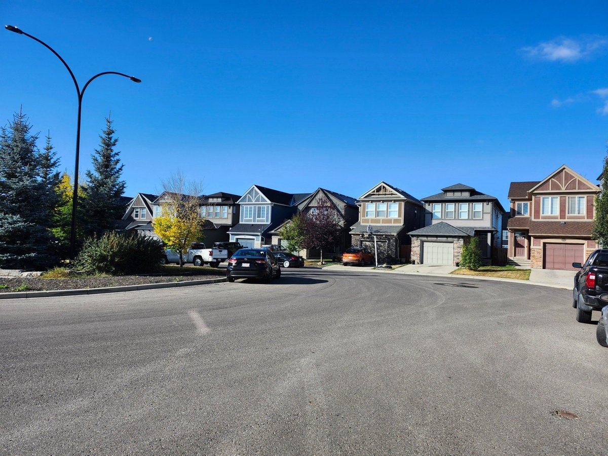 WalkingCalgary's tweet image. An autumn day in #Legacy

#Calgary  #yyc
