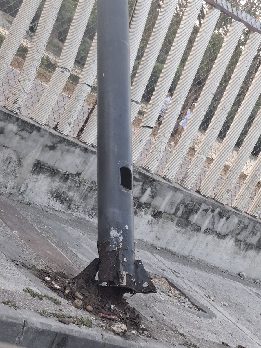 Johnnyacosta92's tweet photo. Poste caído en el parque lineal viernes santos, base podrida @aquilesalvarez @alcaldiagye @CNEL_EP @Presidencia_Ec https://t.co/f93Mn3c5iV