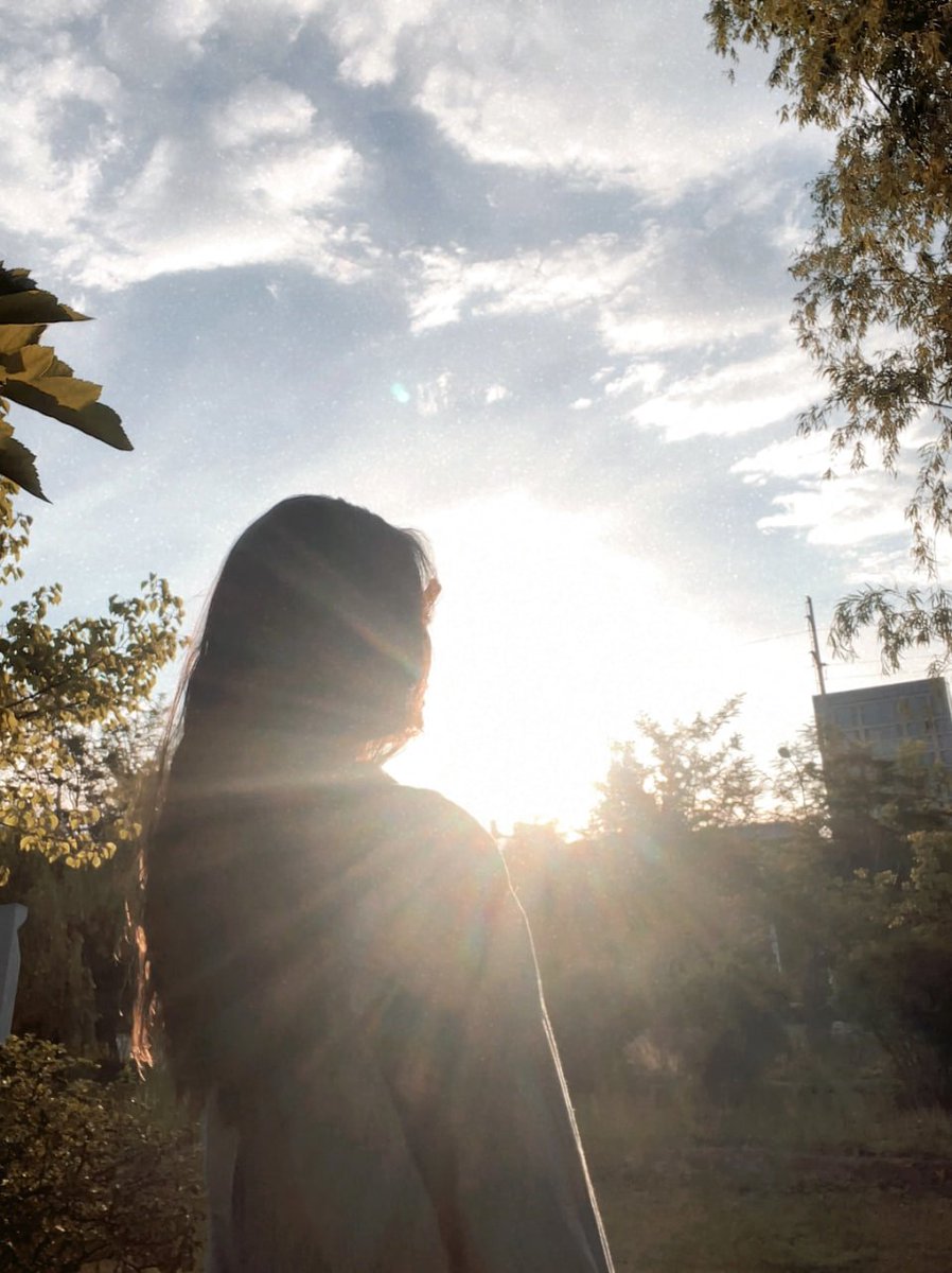 Uncommonswift's tweet image. 🌅✨ Chasing sunsets, collecting peace, and letting the golden light remind me that endings can be just as beautiful as beginnings 🌻💛☀️ #SunsetMagic #GoldenHourGlow&quot; 🕊🌿💫