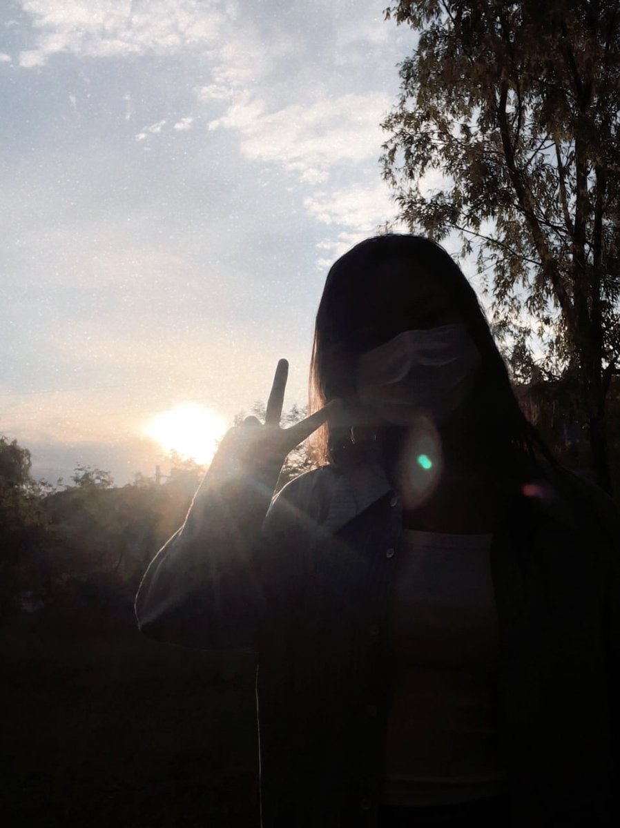 Uncommonswift's tweet image. 🌅✨ Chasing sunsets, collecting peace, and letting the golden light remind me that endings can be just as beautiful as beginnings 🌻💛☀️ #SunsetMagic #GoldenHourGlow&quot; 🕊🌿💫