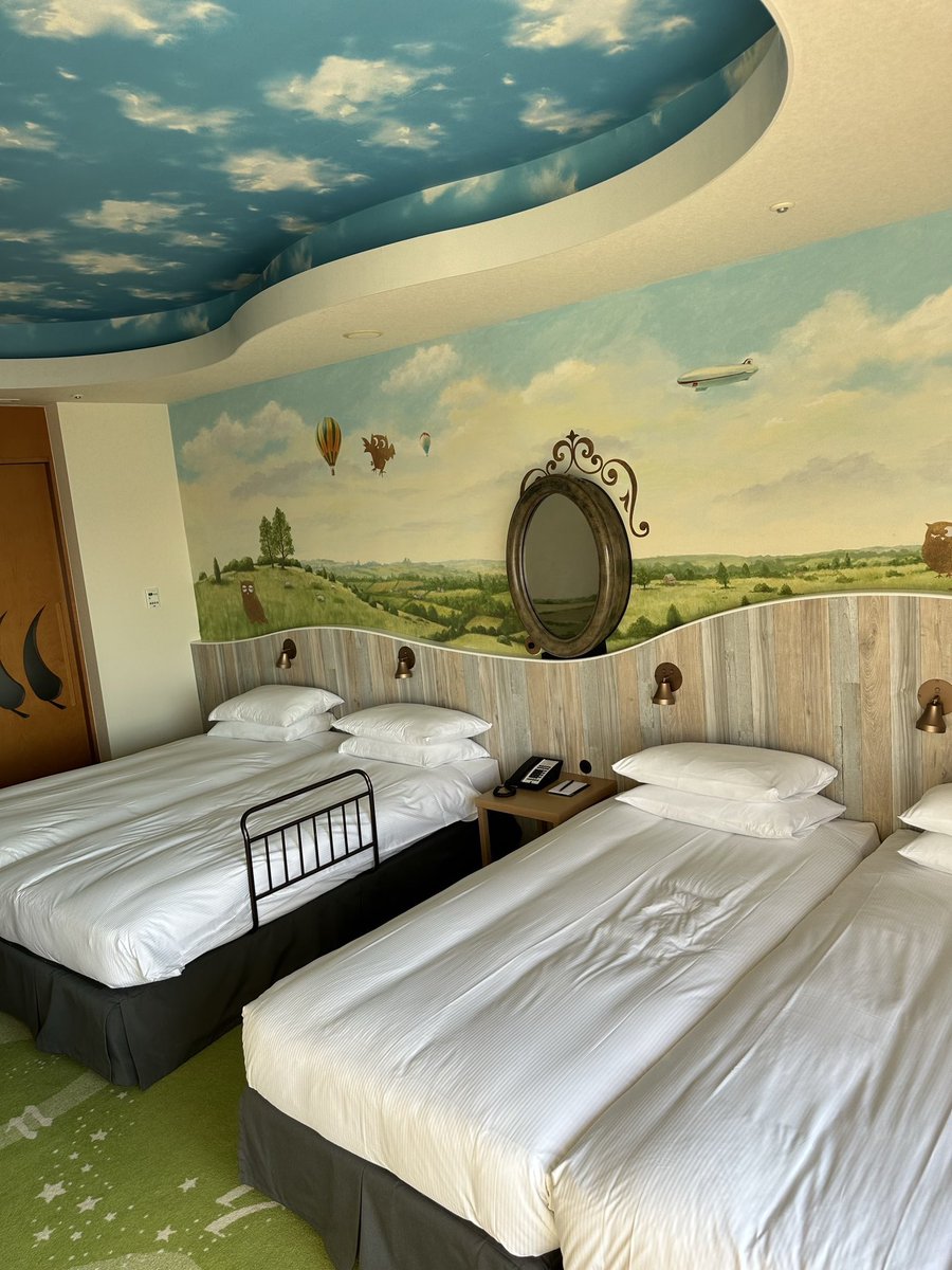 tripplan3's tweet photo. Hilton ウィークエンド無料宿泊
本当の価値について

Hiltonのウィークエンド無料宿泊特典。
多くの人が「せっかくならコンラッドやRoku Kyotoで使うべき」と言います。
確かに、宿泊単価で見ればその方が“お得”かもしれません。

でも、今回はあえて“ヒルトン東京ベイ”で使うことにしました。安いときなんて1泊1万円台で泊まれることもあるディズニーパートナーホテルの1つです。

なぜそこで？と疑問になるでしょうが
理由はただひとつ。

一緒に行くパートナーが「ここが一番落ち着く」と言ったからです。

コンラッドは私も大好きなホテルです。
高層階からの眺望、完璧に計算された非日常、すべてが五つ星。
まさに“現実からの逃避”という言葉が似合う空間。

でも、パートナーは言いました。
「コンラッドは素敵だけど、完璧すぎて少し息が詰まる瞬間があるの」

最初はピンと来ませんでした。
せっかくの無料宿泊、できるだけ高いホテルで使う方が賢いと思っていたからです。

でも、チェックインしたヒルトン東京ベイのロビーで
スタッフさんが笑顔で「おかえりなさい」と声をかけてくれた瞬間、
パートナーの表情がふっと和らいだのを見て、
あぁ、この選択でよかったんだと心から思いました。

東京ベイのラウンジには、何度も顔を合わせたスタッフさんがいます。
「お久しぶりですね、前回もこの時間に来られましたよね」と声をかけてくれる。
スパの受付でも「お元気でしたか？」と自然に笑顔で迎えてくれる。

その一つ一つが、まるで“家に帰ってきたような安心感”を与えてくれるのです。

たとえ部屋の単価がコンラッドの半分でも、
そこに流れる空気は、何倍もの温かさを持っています。

ラウンジでコーヒーを飲みながら、パートナーがぽつりと言いました。
「ここの空気が好き。ちゃんと息ができる感じがする」

その言葉を聞いた瞬間、
“ウィークエンド無料宿泊の本当の使い方”を悟った気がしました。

高級ホテルに泊まって“優越感”を味わうことではなく、
一緒に過ごす人が“満足感”を感じてくれること。

それこそが、最も価値のある使い方なんだと。

翌朝、窓から差し込む光に包まれた部屋で、
パートナーが笑いながら「また来年もここにしようね」と言いました。

その笑顔を見て、
「ヒルトンの特典を最も効率的に使えた」と胸を張って言えました。

旅行って、“どこへ行くか”より“誰と過ごすか”。
そして、“何を得たか”より“どんな気持ちになれたか”。

ウィークエンド無料宿泊を通して、
私はそんな当たり前のようで忘れがちなことを思い出しました。

ヒルトン東京ベイのスタッフさんたち、
いつも温かく迎えてくださってありがとうございます。

そして、パートナーが「ここがいい」と言ってくれたあの日に、
改めて「一緒に旅する意味」を教えてもらいました。

📍Hilton Tokyo Bay
🏖️心が帰ってくる場所
💫優雅さより、やさしさを

#ヒルトン #HiltonTokyoBay #ホテルステイ #旅行好きと繋がりたい #ウィークエンド無料宿泊