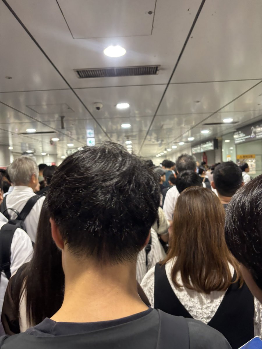 kapparapa's tweet photo. #東急田園都市線　#運転見合わせ　の影響で　#あざみ野駅　も大混雑。#横浜市営地下鉄　で　#日吉　にたどり着けたものの...大混雑で乗り換えやばすぎ。横浜方面に逆走し、大倉山駅は比較的スムーズに動けて各停で渋谷方面へ。 https://t.co/9Te0Wcp5fT