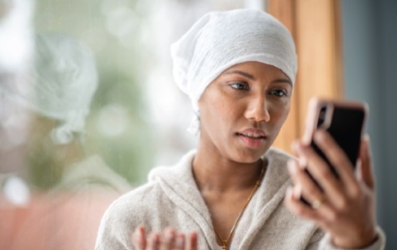OncologyTimes's tweet photo. Patients living with #metastatic disease may benefit from a safety-net system designed to catch emergency health issues at home, according to a new study from the University of North Carolina Lineberger Comprehensive Cancer Center. https://t.co/yqSVcTMpM8 https://t.co/GeAmtp4HjT