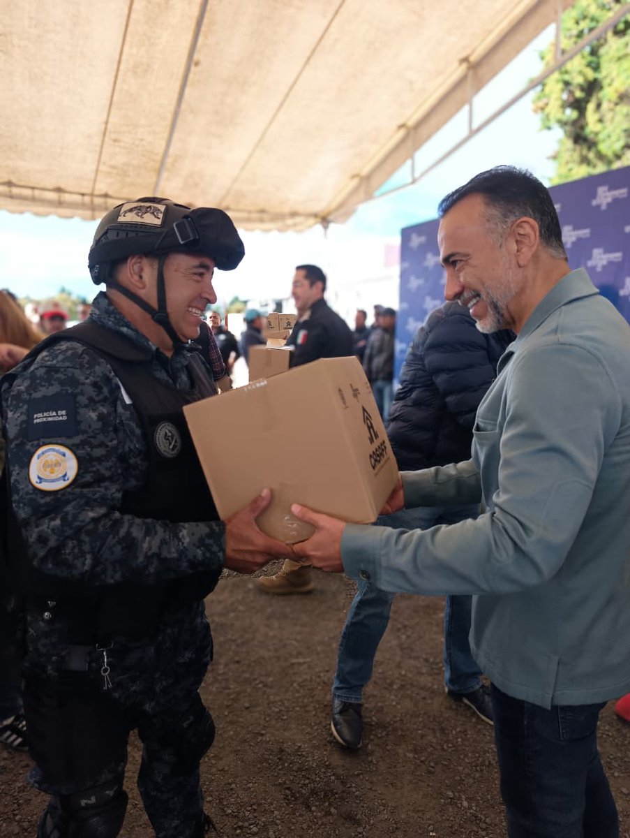 El Gobierno Municipal reafirma su compromiso con la calidad de vida de quienes trabajan día con día por la seguridad de las familias metepequenses, con la entrega de despensas a las y los elementos de la Dirección de Seguridad Pública.
#cercaníaeficienciayhonradez