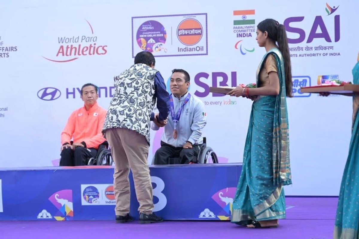 🏅 El orgullo tlaxcalteca brilló en el Campeonato Mundial de Para Atletismo en Nueva Delhi, India.

El multimedallista Leonardo de Jesús Pérez Juárez conquistó la medalla de bronce en la prueba de 1,500 metros categoría T52, sumando su cuarta presea mundialista y reafirmando su
