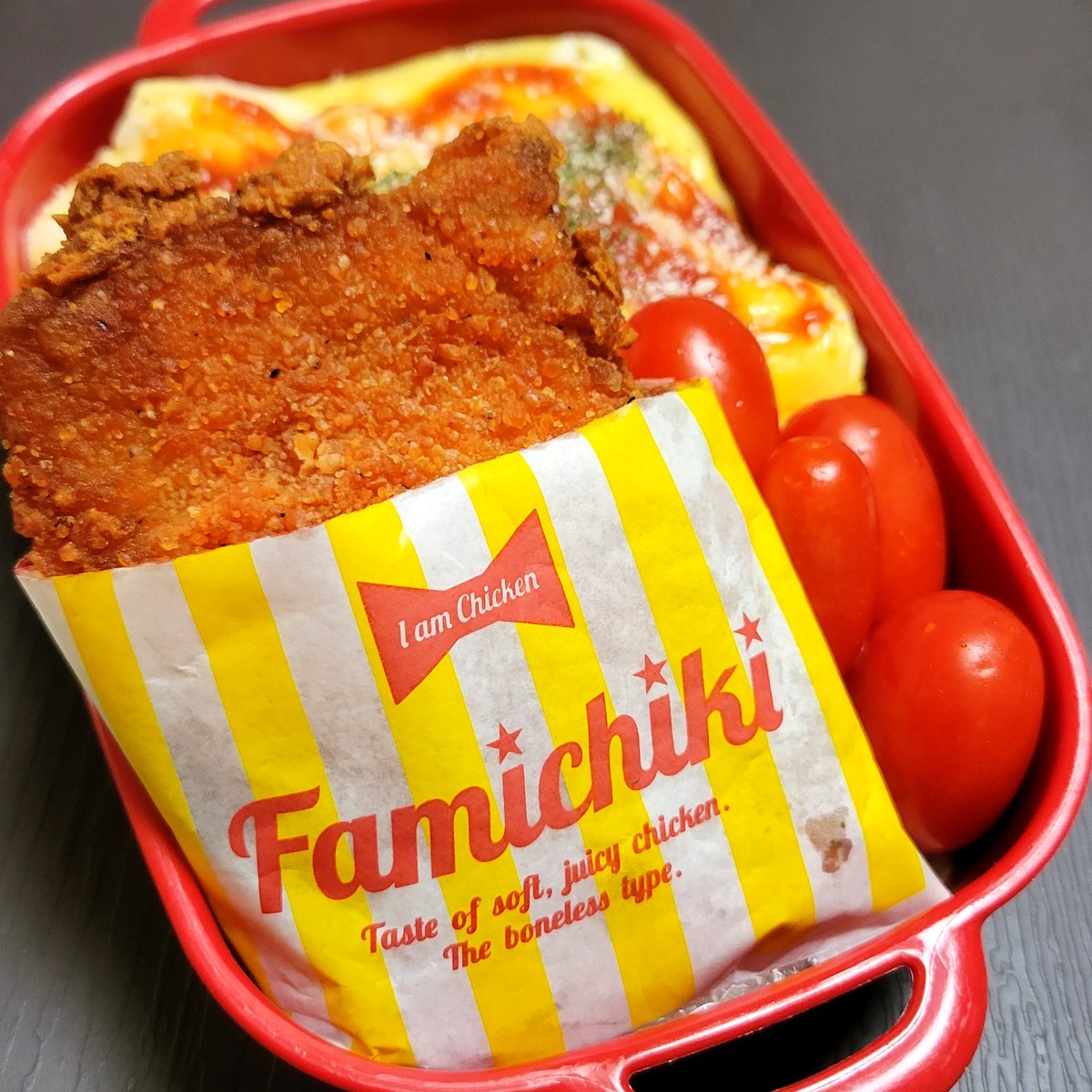 maasann11's tweet photo. おはあさ☀

近くにないから買ってきたら喜ぶ
ふぁみちきれっど🐥

お弁当にいれたいとご希望🍱!!

オムライス🍳🍅🍚

チキンの存在感ありすぎる
ほらリボン可愛い女子弁だな🐔✨

#のっけ弁 
#おうちごはん 
#お弁当記録 
#お弁当作り楽しもう部 
#中学生弁当 
#お弁当日記 
#料理記録 https://t.co/h4vfZAap7A