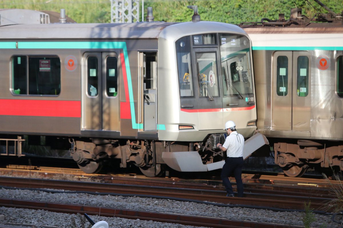 hizikiAkabane's tweet photo. 2025/10/6 7時時点
東急田園都市線・梶が谷駅構内列車側面衝突
・5101はまだ脱線したままでした。
・2135も脱線してるかも?
・2枚目の画像を見ると5101の車輪の空気バネが斜めってる? https://t.co/IU5enSHroT
