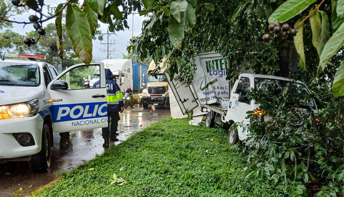 prensagrafica's tweet photo. #AHORA | PNC reporta que el conductor de un camión perdió el control y chocó contra un árbol tras ser impactado por una rastra en el km. 33 ½ de la carretera Panamericana, en Ciudad Arce, La Libertad Centro.
Solo se reportan daños materiales, detallaron.
 
El paso vehicular en la zona se ha reducido a un carril, mientras los policías realizan la inspección correspondiente, informó la Policía.

Fotos: cortesía/PNC. #ElSalvador