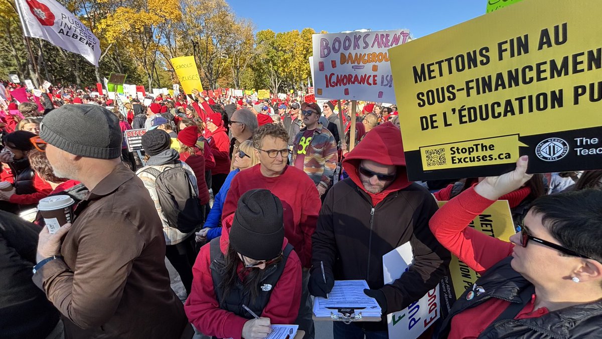 LukaszukAB's tweet image. I’ve seen a lot of rallies at the Alberta Legislature, but today’s Teachers’ rally had to be the biggest one.

#ForeverCanadian volunteers were there, collecting signatures.

Teachers, thank you for your support!!!

#ableg #abed