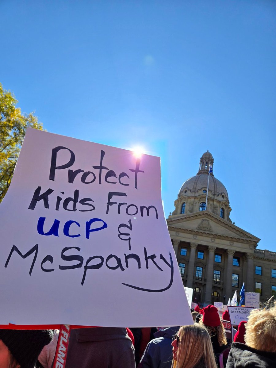 NurseMom5AB's tweet image. Approx 20 000 showed up at the Leg to #StandWithABTeachers, let alone other locations across Alberta!
Keep it up!
Add your favorite pics of signs/people to this thread!!!
#RedForEd #ParentsStandWithABTeachers #ProtectStudents