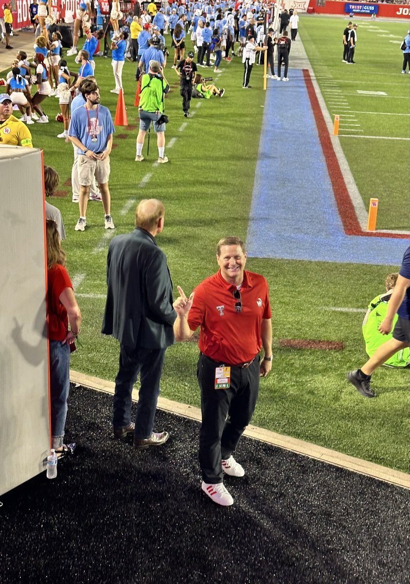 RedRaiderLex's tweet image. Saw the 🐐 Saturday night and he even threw Guns Up for a pic 👆#WreckEm #TexasTech