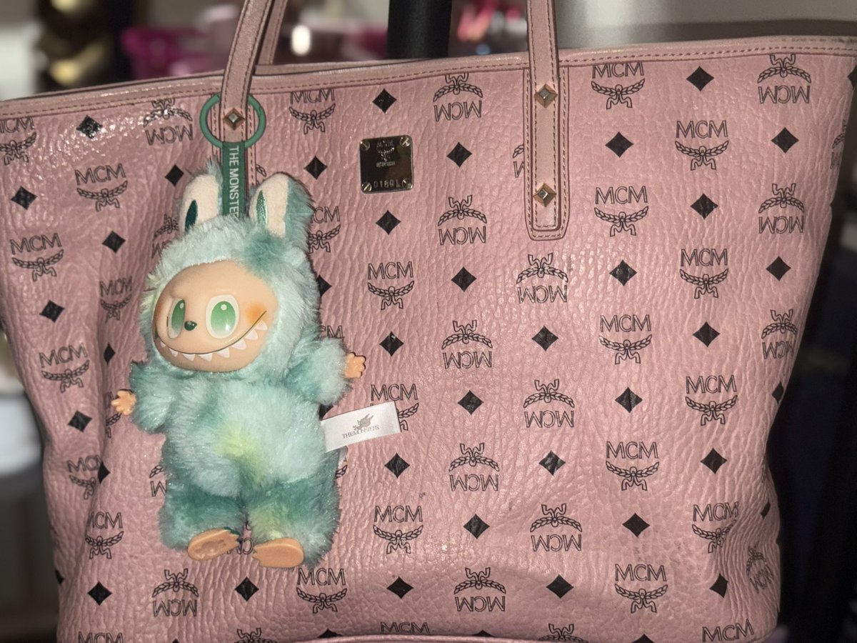 khaleesithecunt's tweet image. HELP which labubu should i put on my purse!?!! Im so stuck 
#replytweet