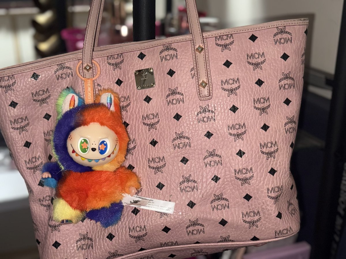khaleesithecunt's tweet image. HELP which labubu should i put on my purse!?!! Im so stuck 
#replytweet