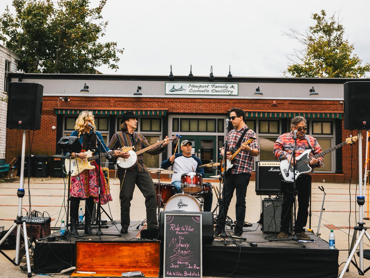 Think: a community event filled with local artists, live music, food, and more 💙 

Broadway Street Fair Returns this Saturday: bit.ly/3N4VFtm