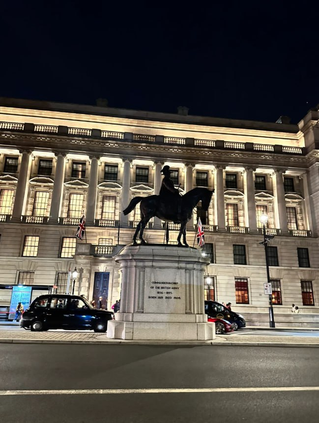 London nights = mood board material 🖤 #vibes813