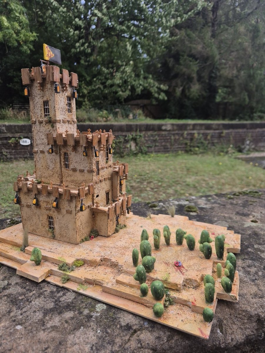 This is the Third Life passion project I've been working on for a while!! It's a replica of deserduo's sandcastle base :)) This lowkey took a while and is hard to photograph well but!! 

#thirdlife #lifeseries #grianfanart