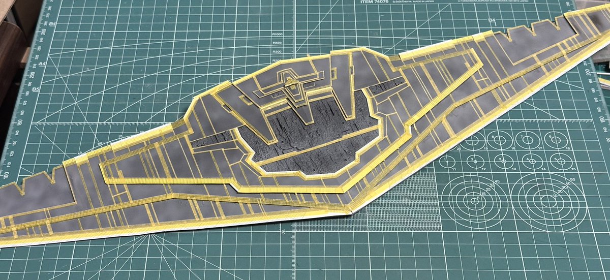 #スプレマシー の全幅60kmは直径120kmの初代デス･スターの半分もありその表面には同様に縦横にマンハッタンを上空から見たような格子状パターンが走っているのでまず下地にニュートラルグレーを斑状に吹き大通りにあたる部分をマスキング。その際プラ板片を貼った部分は剥がれ防止の紙を敷きました！