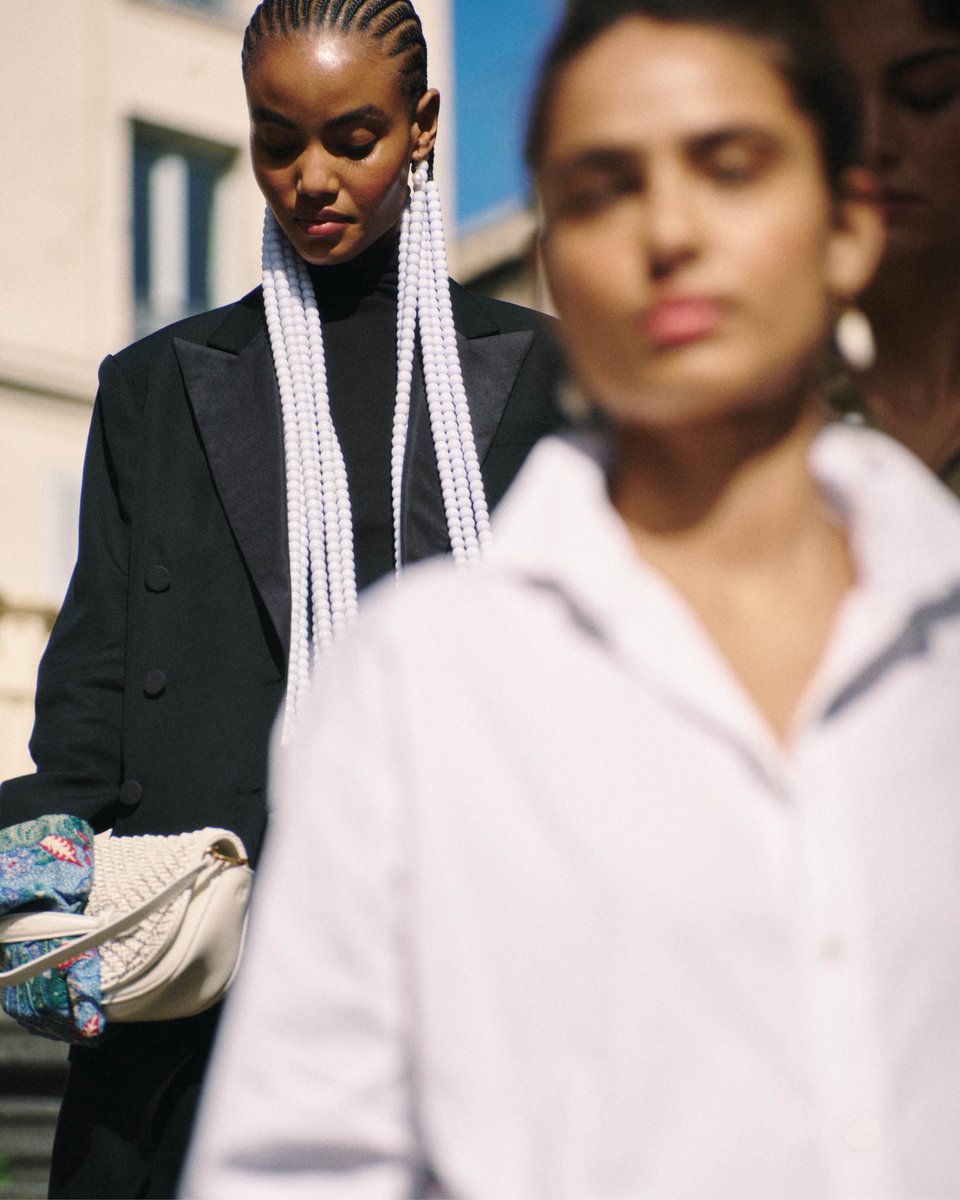 RalphLauren's tweet image. Classic #PoloRLStyle reimagined on the streets of Paris.

Bold proportions and pops of color elevate classic pieces for spring dressing.

#PFW #ParisFashionWeek