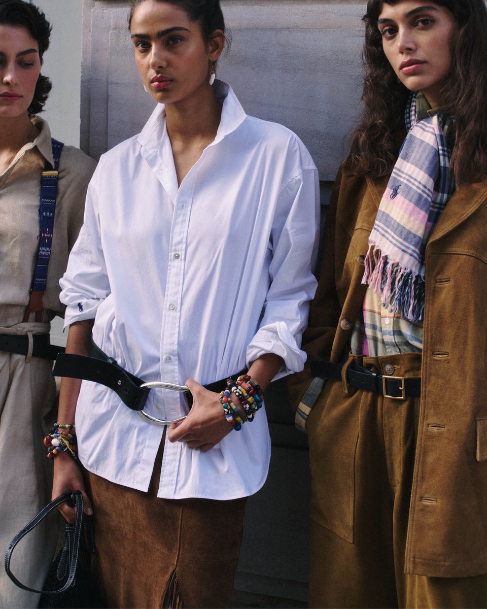 RalphLauren's tweet image. Classic #PoloRLStyle reimagined on the streets of Paris.

Bold proportions and pops of color elevate classic pieces for spring dressing.

#PFW #ParisFashionWeek