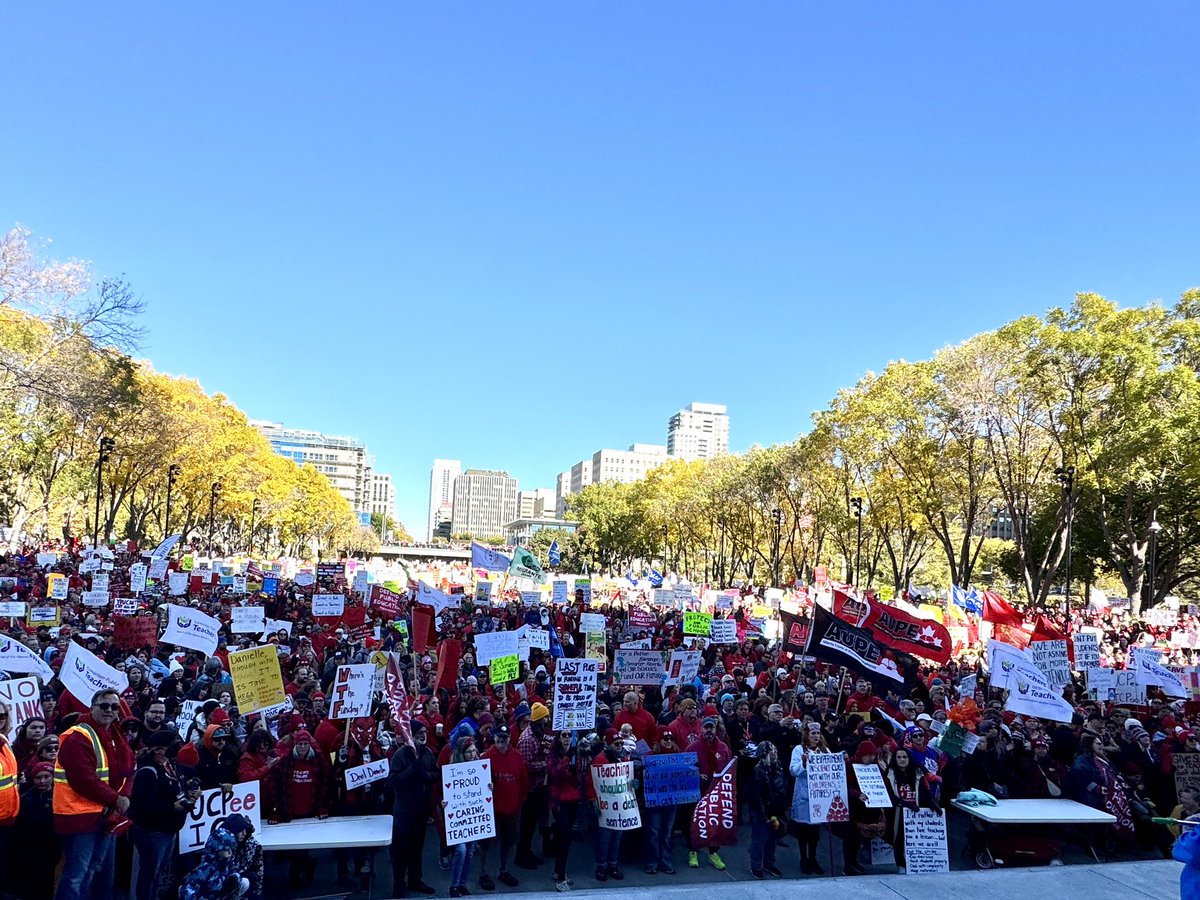 SerenaCMah's tweet image. Proud to support our teachers. #ableg #abed #abpoli and thank you for a pleasant and warm support for the #forevercanadian petition. #yeg @LukaszukAB