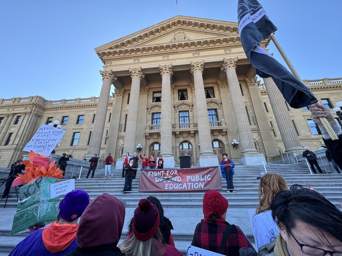 SerenaCMah's tweet image. Proud to support our teachers. #ableg #abed #abpoli and thank you for a pleasant and warm support for the #forevercanadian petition. #yeg @LukaszukAB