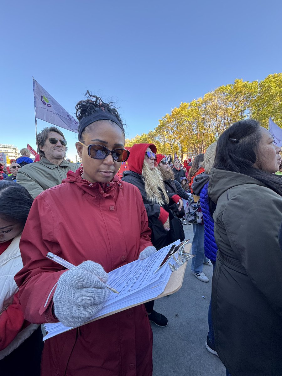 SerenaCMah's tweet image. Proud to support our teachers. #ableg #abed #abpoli and thank you for a pleasant and warm support for the #forevercanadian petition. #yeg @LukaszukAB