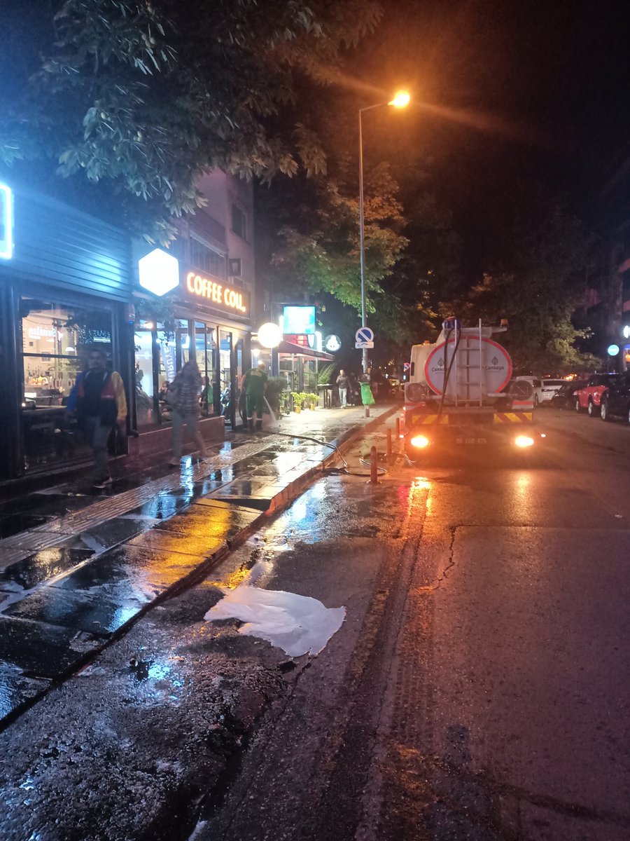 bu kadar su kıtlığı çekilirken kaldırımları yıkamanız normal mi? <a href="/cankayabelediye/">Çankaya Belediyesi</a>