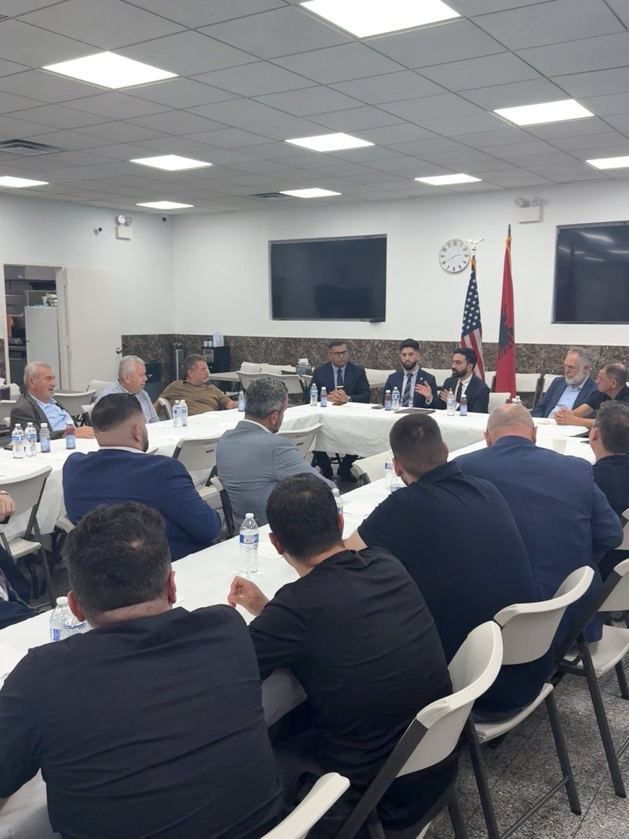 ZohranKMamdani's tweet photo. Staten Island’s Albanian Muslim community has always been a force for entrepreneurship and service. 

I’m grateful I got to meet with local leaders about how my administration plans to support small businesses and give every community a real seat at the table. https://t.co/lCAT9fGaiy